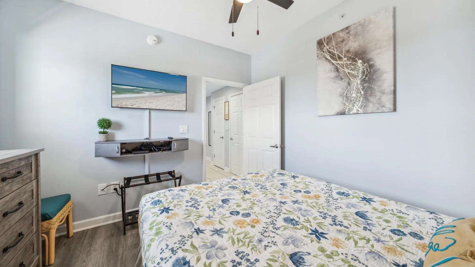 Emerald Chic Beachfront 2 Bdr Apt 4 Beach Seats And A Cannope On Us Panama City Beach USA