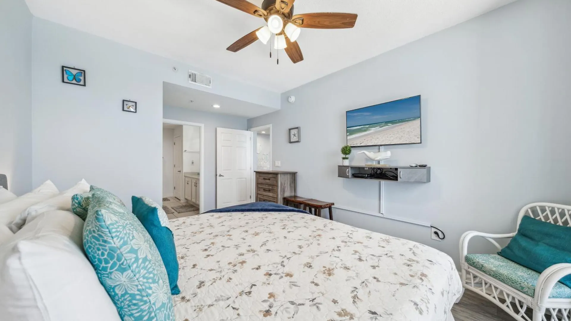 Apartment Emerald Chic Beachfront 2 Bdr Apt 4 Beach Seats And A Cannope On Us Panama City Beach United States