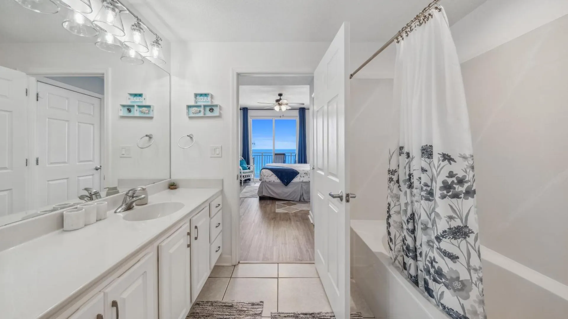 Emerald Chic Beachfront 2 Bdr Apt 4 Beach Seats And A Cannope On Us Panama City Beach United States